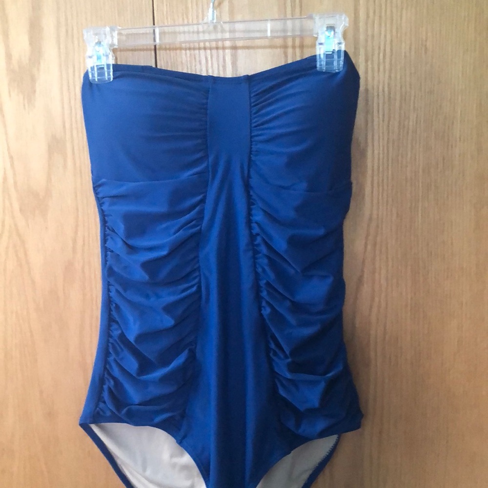 Removable strap one piece bathing suit